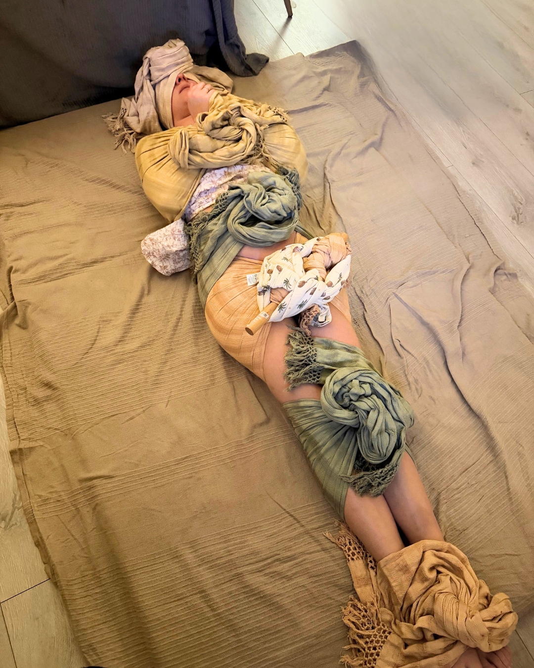 Ostéopathe à Corbeil-Essonnes réalisant un soin rituel complet Rebozo avec serrage 6 points et massage à 4 mains, consultations en cabinet et à domicile secteur Étréchy