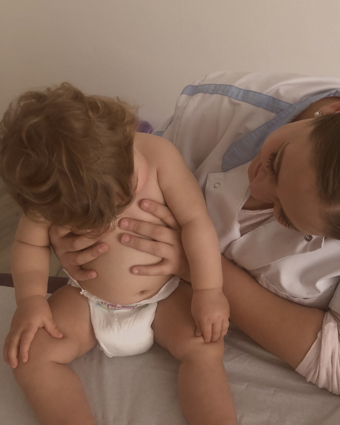 Ostéopathe pédiatrique à Corbeil-Essonnes réalisant un bain enveloppé pour bébé, consultations en cabinet et à domicile secteur Étréchy, soins adaptés pour nourrisson. 91. Essonne 