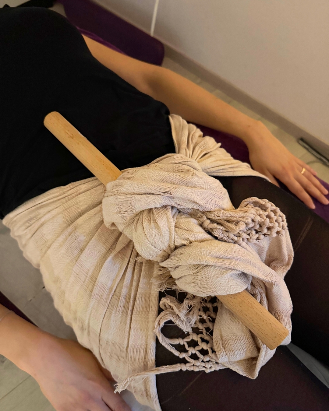 Ostéopathe à Corbeil-Essonnes réalisant un soin Rebozo adapté aux plus petits budgets, serrage 3 points et massage à 2 mains, consultations en cabinet et à domicile secteur Étréchy