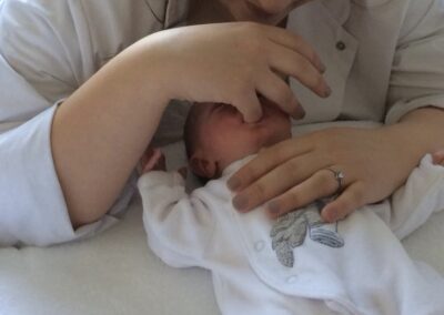 soin rebozo bain enveloppé pour bébé ostéopathe pour bébé enfant jeune maman adulte seniors Corbeil Essonnes 91100